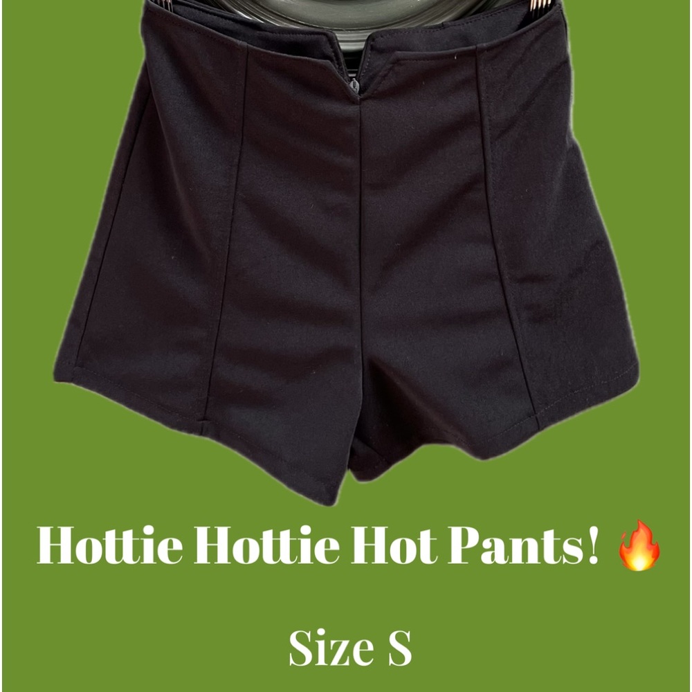 Black Shortie Shorts 🖤